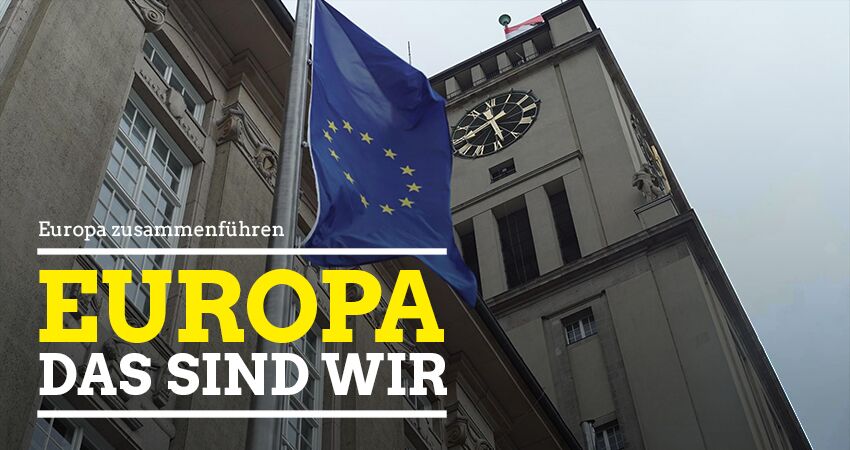 Europafahne vor dem Rathaus Schöneberg mit dem Text: Europa, das sind wir