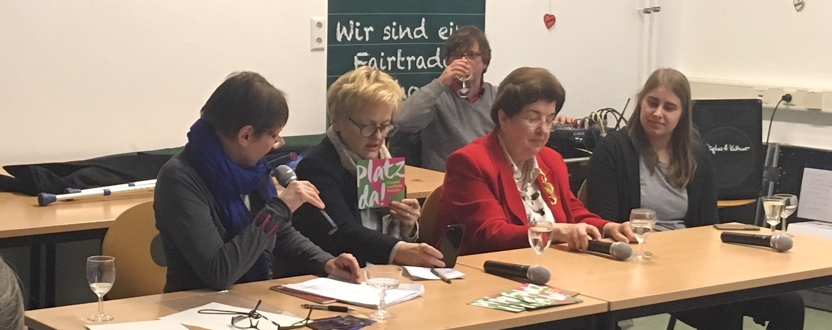 Lore-Maria Peschel-Gutzeit (85), Renate Künast (62) und June Tomiak (21) im Gespräch