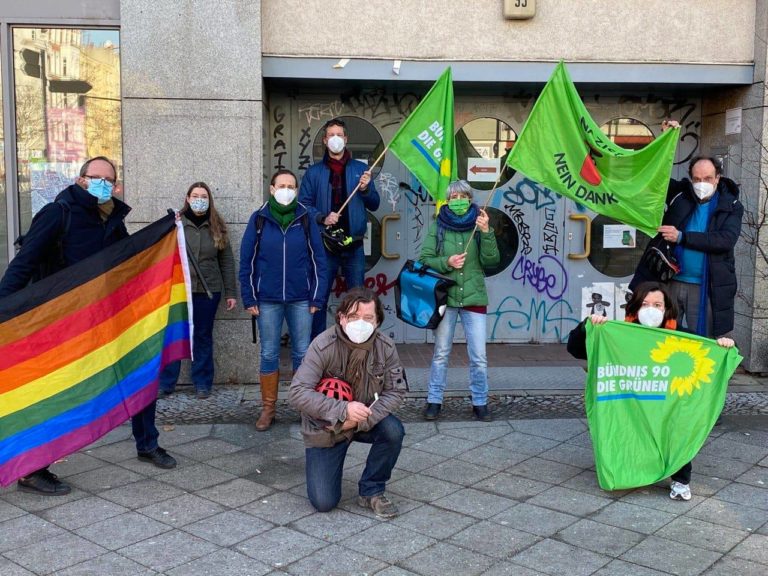 Anwohner*innenprotest gegen den 4. verschwörungsideologischen Schweigemarsch in Schöneberg am 20. Februar 2021