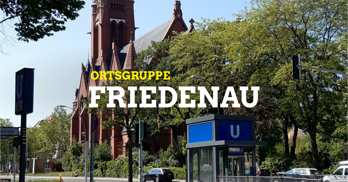 Auf dem Bild ist der Friedrich-Wilhelm-Platz, mit der Kirche zum Guten Hirten zu sehen. Auch der Eingang zum U-Bahnhof ist zu erkennen. In gelber und weißer Schrift steht auf dem Bild Ortsgruppe (OG) Friedenau.