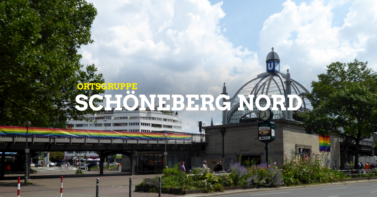 Auf dem Bild ist der Bahnhof U Nollendorfplatz zu sehen. An der Brpcke hängt eine Regenbogenflagge. In weißer und gelber Schrift steht auf dem Bild "OG Schöneberg Nord".