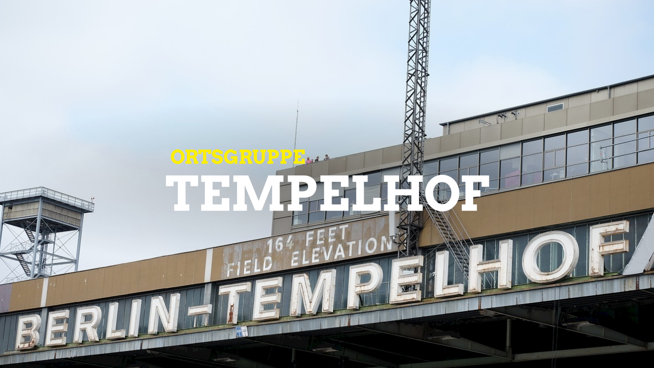 Auf dem Bild ist der alte Flughafen Temeplhof zu sehen. In gelber und weißer Schrift steht Ortsgruppe (OG) Tempelhof auf dem Bild.