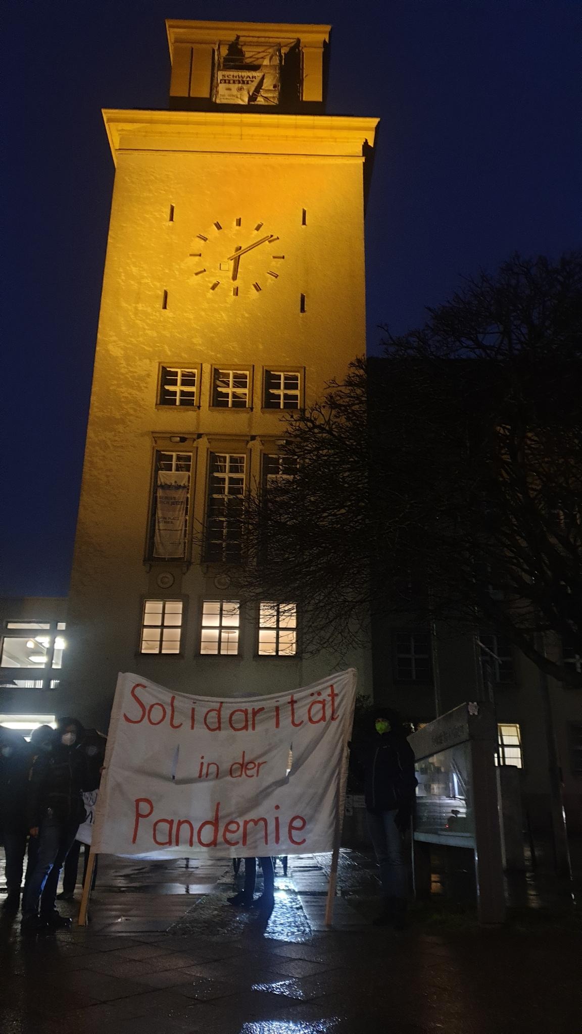 Solidarität am Rathaus Tempelhof