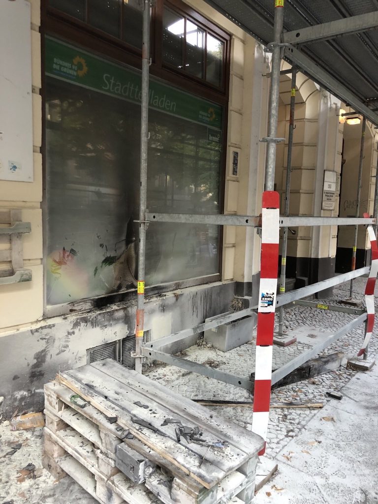Brandanschlag auf Wahlkreisbüro von Lisa Paus und die Geschäftsstelle von BÜNDNIS 90/DIE GRÜNEN Charlottenburg-Wilmersdorf