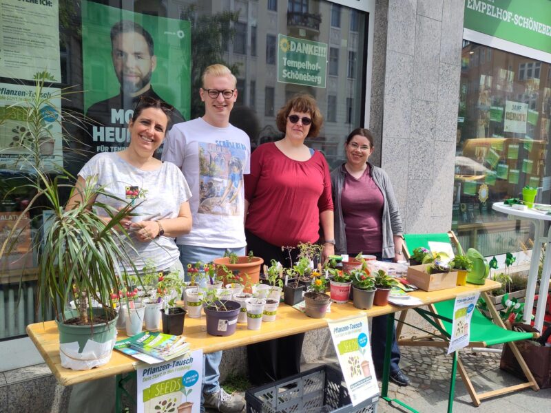 Katharina, Jan Friedrich, Kristin und Tabea (v.l.n.r.) stehen vorm Kiezbüro mit jeder Menge Pflanzensetzlingen, die bei der ersten Pflanzentauschbörse "über den Tisch" gingen.