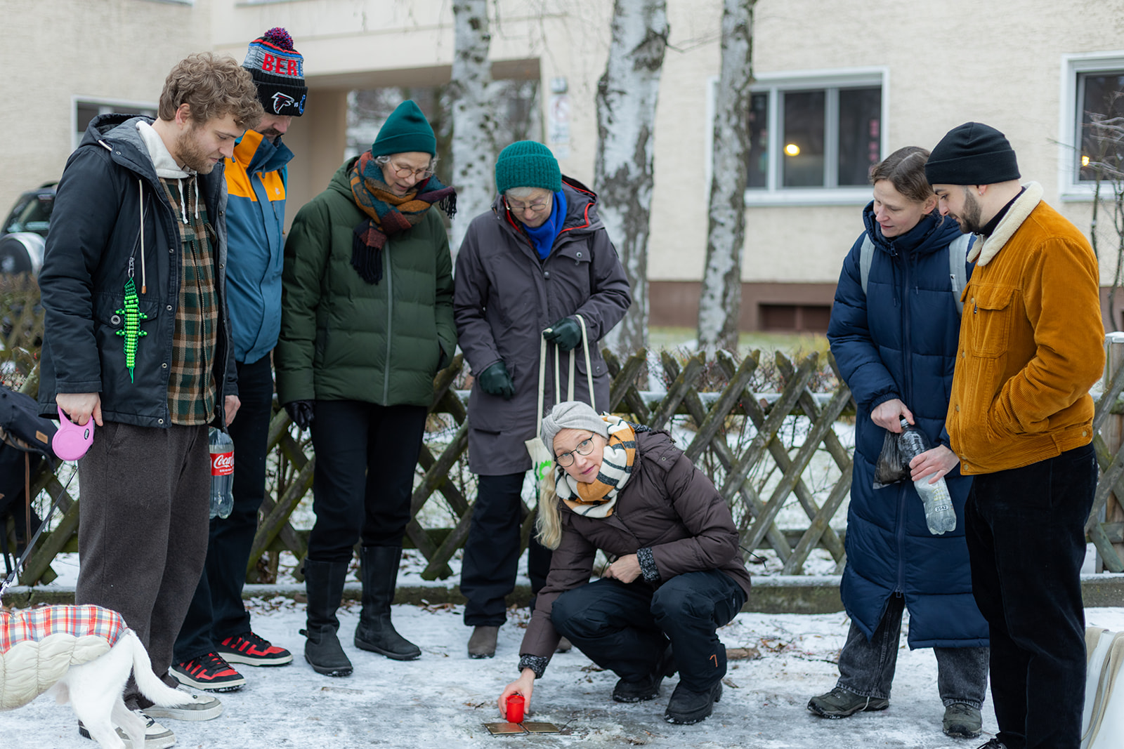 Mitglieder der Ortsgruppe Schöneberg Süd putzen am Holocaust-Gedenktag Stolpersteine in ihrer Nachbarschaft